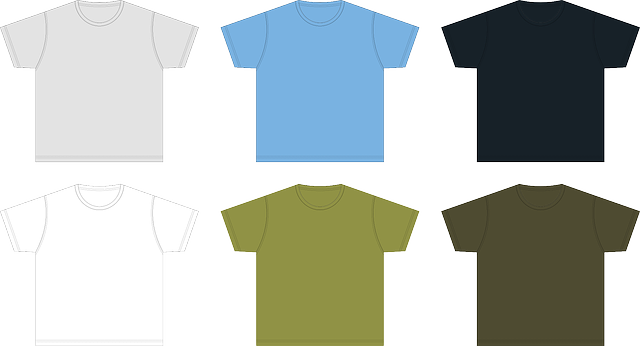 T-Shirts sind ganz einfach geschnitten und doch so vielseitig. Das Bild zeigt Shirts in verschiedenen Farben. Es ist eine Zeichnung.